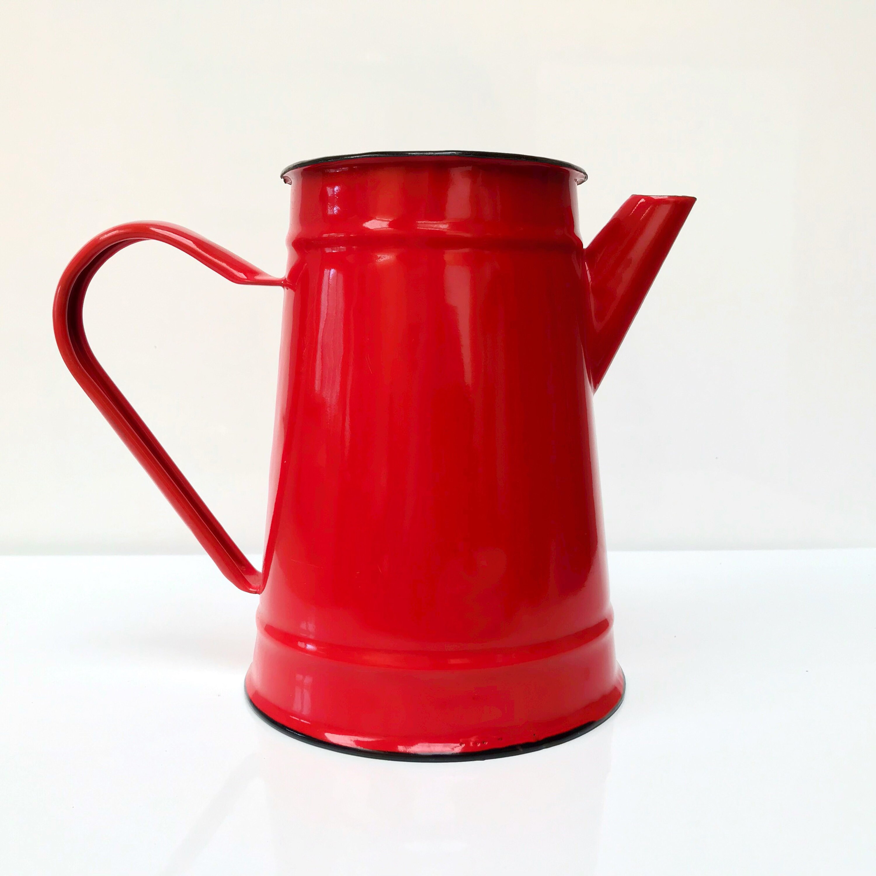 Vintage Français Riche Vase à Café en Émail Rouge. Pichet Émaillé Chippy Vif