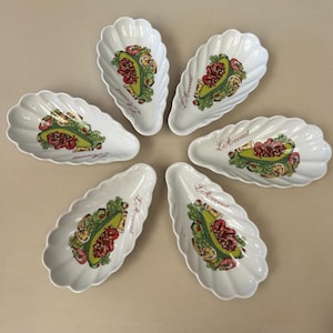 Zestaw 6 zabytkowych francuskich porcelanowych naczyń do awokado. Arc en Ciel Porcelaine kolorowy wzór transferowy w kształcie muszli