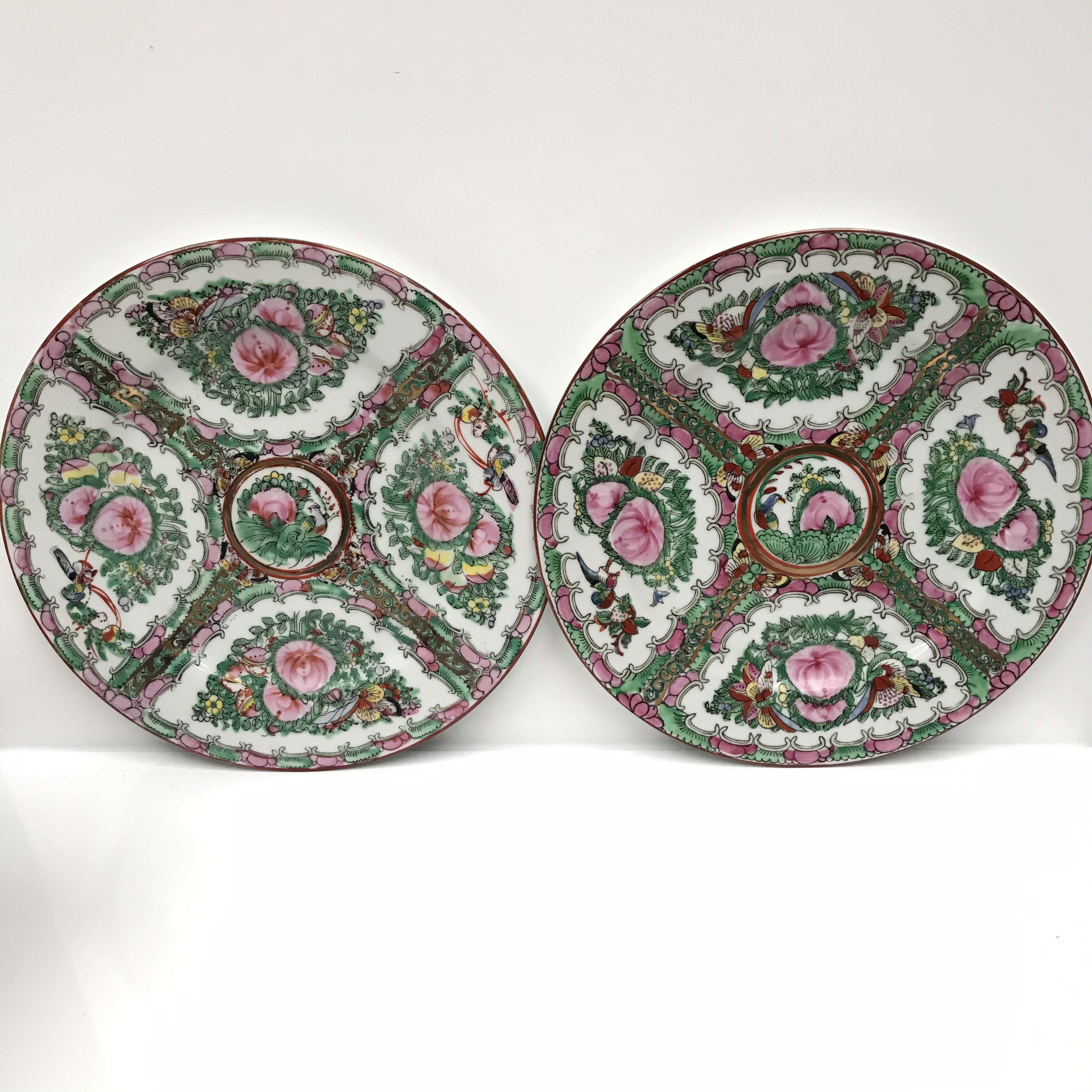 Paire de Plaques Macao avec La Conception Peinte à Main Rose Famille Est 1960S ou Céramique Chinoise