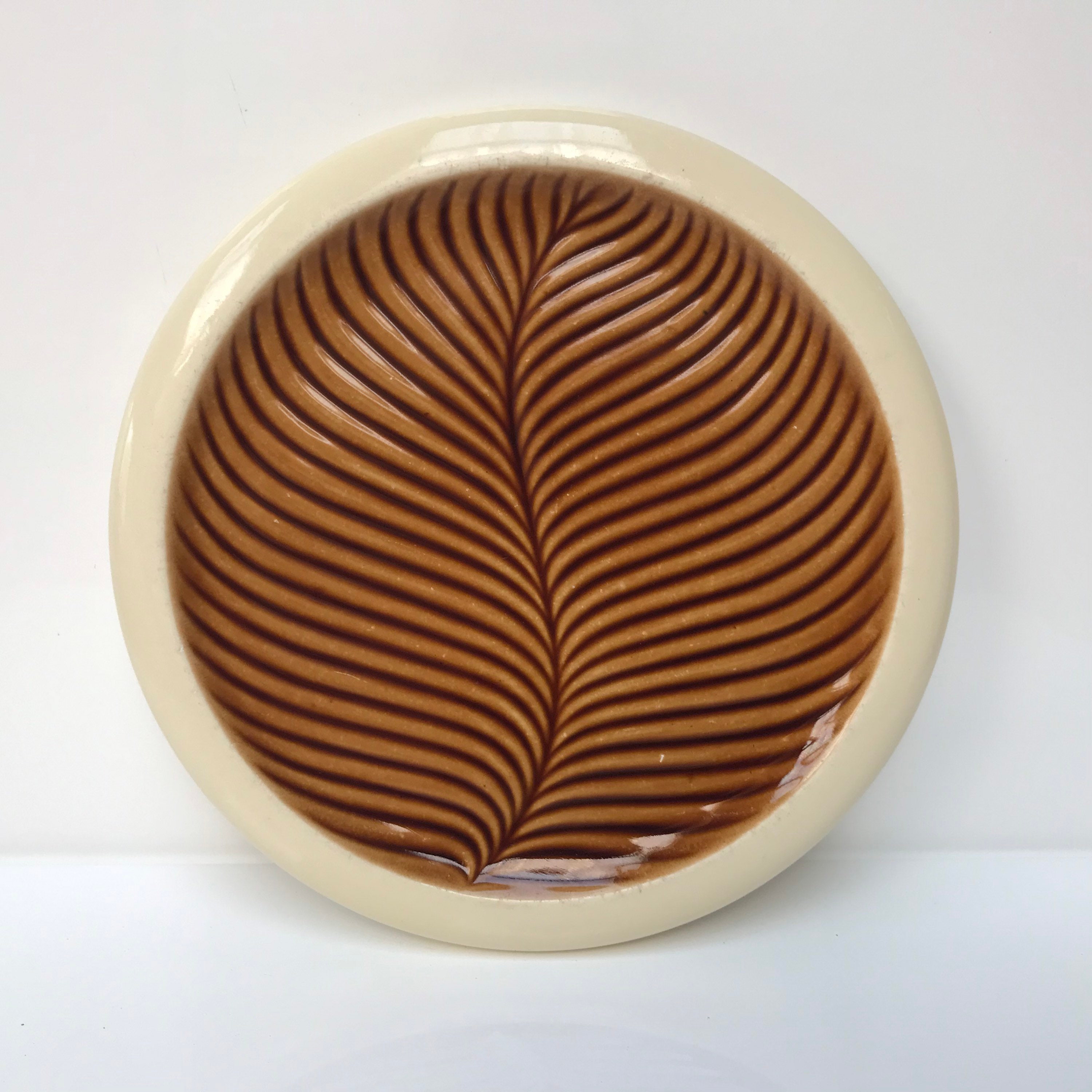 Vintage Français Années 1960 - 1970S Retro Trivet Plate avec Design de Feuille Brune et Entourage Cr