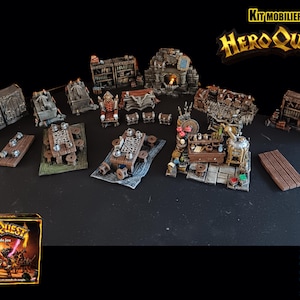 Puede incluir: Una colección de piezas de terreno de juego de fantasía en miniatura impresas en 3D, que incluyen mesas, estanterías, una chimenea y cofres. El conjunto incluye una caja con el logotipo y el texto "HeroQuest". También se ven las palabras "Kit Mobilier" y "3D".