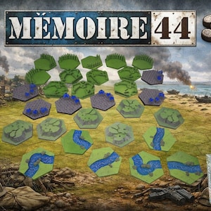 Può includere: Il gioco da tavolo "Mémoire 44 3D" è mostrato con tessere esagonali del terreno, tra cui colline verdi, pietre grigie e fiumi. La scatola del gioco è visibile, con il titolo e un logo 3D. Lo sfondo raffigura una scena di guerra.