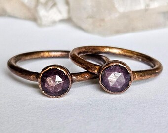 Gefacetteerde glanzende robijnring, geëlektroformeerde koperen ring, sierlijke edelsteenstenen ring, boho robijnrode ring