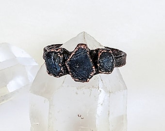 Anillo personalizado de triple piedra de zafiro crudo, anillo electroformado de cobre, anillo de piedra cruda