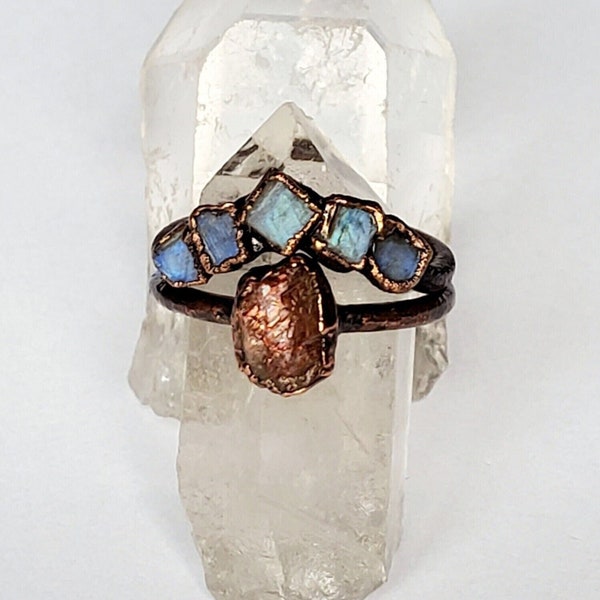 Ensemble de bagues en pierre de soleil brute et pierre de lune arc-en-ciel, ensemble de bagues en cuivre électroformé, bague de fiançailles alternative, bague en cuivre pierre de lune bohème