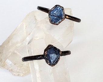 Anillo de zafiro en bruto, anillo de cobre electroformado, anillo de piedra en bruto