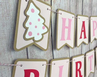 Könnte beinhalten: Rosa und roter Banner mit den Worten "Happy Birthday" und einem rosa und weißen Lebkuchenbaum.