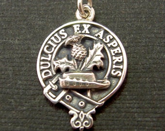 Dije/Colgante pequeño con el escudo del clan en plata de ley maciza