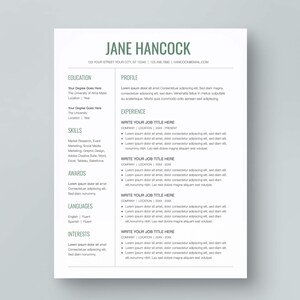 以下が含まれることがあります： 緑色のアクセントカラーが施された履歴書テンプレート。テンプレートには、教育、スキル、賞、言語、興味、プロフィール、経験のセクションが含まれています。ページの上部には「JANE HANCOCK」というテキストがあります。