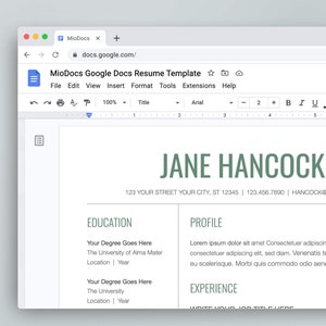 以下が含まれることがあります： 「MioDocs Google Docs Resume Template」というタイトルのGoogle Docsの履歴書テンプレート。テンプレートはWebブラウザで開かれており、サンプル履歴書が表示されています。サンプル履歴書には、「JANE HANCOCK」という名前と連絡先情報が記載されています。履歴書には、教育、プロフィール、経験のセクションが含まれています。