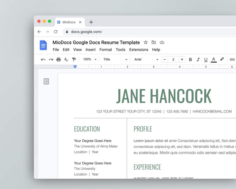 以下が含まれることがあります： 「MioDocs Google Docs Resume Template」というタイトルのGoogle Docsの履歴書テンプレート。テンプレートはWebブラウザで開かれており、サンプル履歴書が表示されています。サンプル履歴書には、「JANE HANCOCK」という名前と連絡先情報が記載されています。履歴書には、教育、プロフィール、経験のセクションが含まれています。