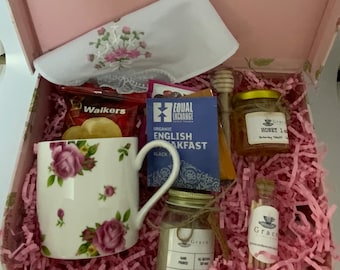 Royal Albert New Country Roses Tea Gift Box Bone China Mug Honey Shortbread