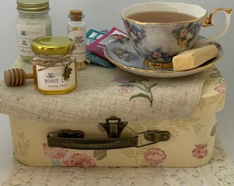 Limited Edition Collectible Teacup Gift Box: Everything for Afternoon Tea