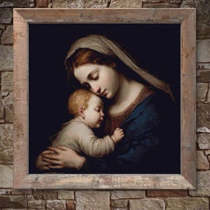 Op de afbeelding: Een ingelijste prent van een schilderij in renaissancestijl. Het kunstwerk toont een vrouw met rood haar en een gedrapeerde hoofdbekleding die een baby vasthoudt. De vrouw draagt een blauw en bruin gewaad en de baby een lichtgekleurde outfit. De lijst is van lichtgekleurd hout.