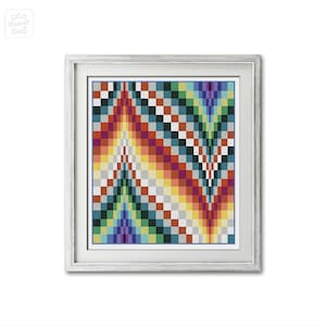 Puede incluir: Una obra de arte geométrica abstracta enmarcada con un patrón de cuadros coloridos en tonos de rojo, naranja, amarillo, verde, azul, morado y blanco.