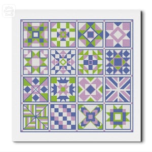 Puede incluir: Un patrón de punto de cruz con 16 diseños diferentes de bloques de colcha. Los bloques son en tonos de verde, morado y azul sobre un fondo blanco.