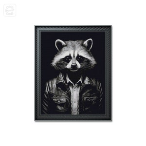 Peut inclure: Une illustration en noir et blanc d'un raton laveur portant une veste en cuir et une chemise boutonnée. Le raton laveur a une expression sérieuse sur son visage.
