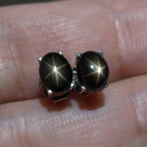 7 x 5 mm. Echter schwarzer Sternsaphir-Ohrring aus Sterlingsilber 925.