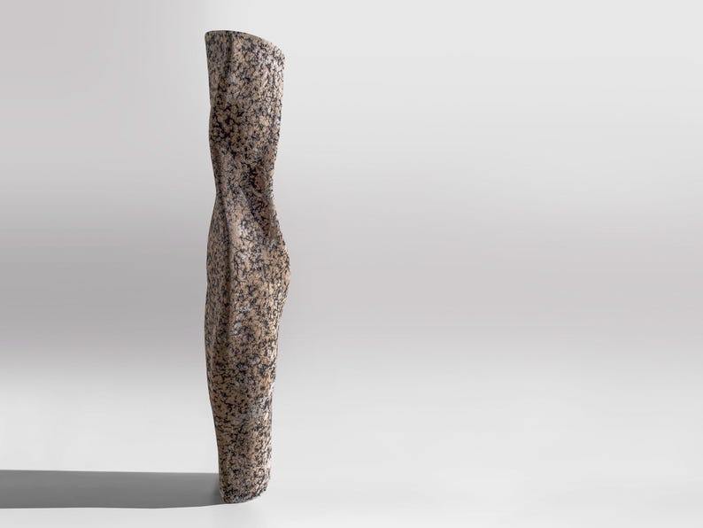 Vaso scultoreo alto e contorto RAWLINE, vaso da pavimento brutalista effetto cemento, opera d'arte testurizzata realizzata a mano. immagine 7