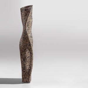 Vaso scultoreo alto e contorto RAWLINE, vaso da pavimento brutalista effetto cemento, opera d'arte testurizzata realizzata a mano. immagine 5