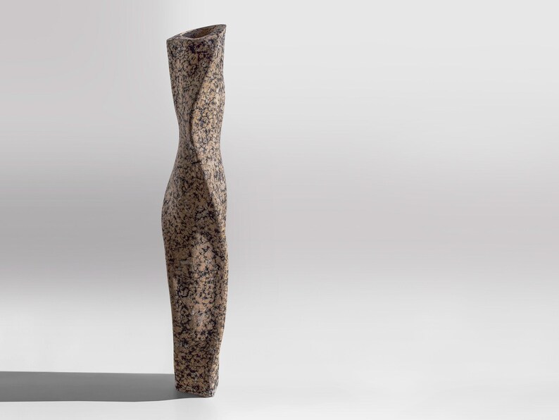 Vaso scultoreo alto e contorto RAWLINE, vaso da pavimento brutalista effetto cemento, opera d'arte testurizzata realizzata a mano. immagine 5