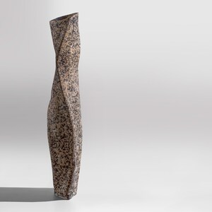 Vaso scultoreo alto e contorto RAWLINE, vaso da pavimento brutalista effetto cemento, opera d'arte testurizzata realizzata a mano. immagine 1