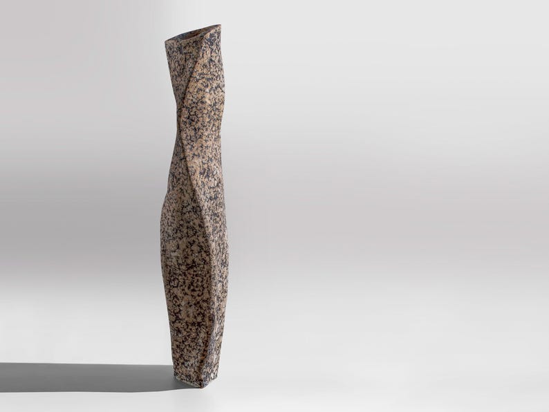 Vaso scultoreo alto e contorto RAWLINE, vaso da pavimento brutalista effetto cemento, opera d'arte testurizzata realizzata a mano. immagine 1