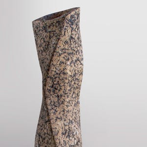 Vaso scultoreo alto e contorto RAWLINE, vaso da pavimento brutalista effetto cemento, opera d'arte testurizzata realizzata a mano. immagine 2
