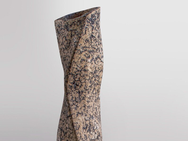 Vaso scultoreo alto e contorto RAWLINE, vaso da pavimento brutalista effetto cemento, opera d'arte testurizzata realizzata a mano. immagine 2