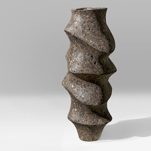 MONOLITH I — Grand vase sculptural texturé
