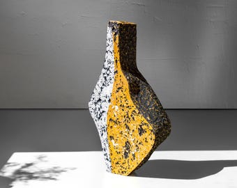 Große, brutalistische Betonbodenvase, skulpturales Blumengefäß, handgefertigtes, strukturiertes Kunstobjekt
