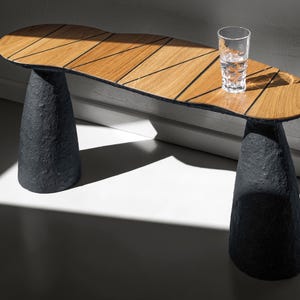 Handgefertigte Sitzbank aus Eiche und Beton, skulpturales Möbelstück, moderne Sitzgelegenheit im Eingangsbereich oder im Schlafzimmer