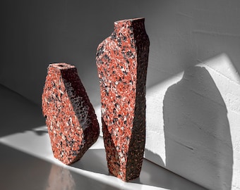 Set di 2 vasi scultorei, vasi brutalisti effetto cemento, decorazioni minerali testurizzate realizzate a mano.