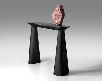 Consolle scultorea TOKI – Tavolo d'ingresso brutalista in composito minerale