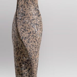 Vaso scultoreo alto e contorto RAWLINE, vaso da pavimento brutalista effetto cemento, opera d'arte testurizzata realizzata a mano. immagine 4
