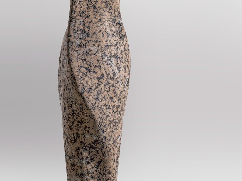 Vaso scultoreo alto e contorto RAWLINE, vaso da pavimento brutalista effetto cemento, opera d'arte testurizzata realizzata a mano. immagine 4