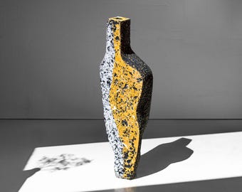 FRAGMENT Ocker II Skulpturales Kunstobjekt, handgefertigtes Dekorationsgefäß, architektonische Vase, moderne Interieur-Skulptur