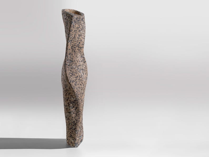 Vaso scultoreo alto e contorto RAWLINE, vaso da pavimento brutalista effetto cemento, opera d'arte testurizzata realizzata a mano. immagine 3