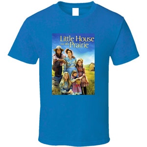 Peut inclure: Un t-shirt bleu avec un imprimé du casting de la série télévisée "La Petite Maison dans la Prairie".