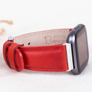 Puede incluir: Correa de reloj de cuero rojo con hebilla plateada. La correa est&aacute; hecha de cuero genuino y tiene un acabado liso. La correa es compatible con los relojes inteligentes Fitbit Versa.