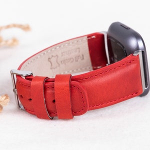 Puede incluir: Correa de reloj de cuero rojo con hebilla plateada y el texto "Full Grain Leather" en la parte posterior.