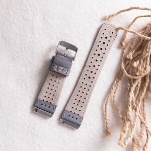 Puede incluir: Dos correas de reloj de cuero gris con un dise&ntilde;o perforado. Las correas tienen una hebilla plateada y costuras.