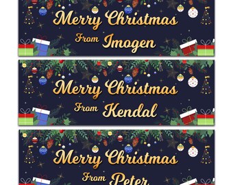 Puede incluir: Tres etiquetas de regalo de Navidad con fondo azul oscuro, acebo verde y rojo, estrellas doradas y adornos dorados. El texto dice "Feliz Navidad" con fuente dorada y "De Imogen", "De Kendal" y "De Peter" con fuente dorada.