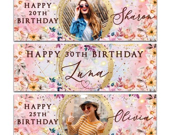Puede incluir: Tres pancartas de cumpleaños rosas y doradas con diseños florales y una foto de una persona en cada una. La primera pancarta dice "Feliz cumpleaños número 20 Sharon". La segunda pancarta dice "Feliz cumpleaños número 30 Luna". La tercera pancarta dice "Feliz cumpleaños número 25 Olivia".