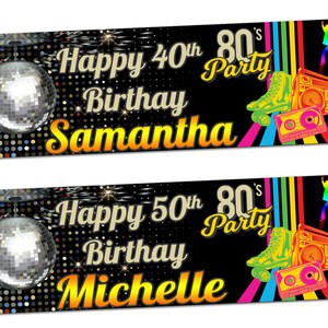 Puede incluir: Dos pancartas en blanco y negro con una bola de discoteca, patines, una radiograbadora y una cinta de cassette. El texto de la pancarta superior dice "Happy 40th 80's Party Samantha". El texto de la pancarta inferior dice "Happy 50th 80's Party Michelle".