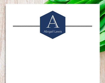 Könnte beinhalten: Ein weißes Blatt Papier mit einem marineblauen sechseckigen Logo, das den Buchstaben "A" in Weiß zeigt. Der Text "Abigail Lewis" ist unter dem Logo gedruckt. Der Text "623.345.6789 | 108 Lurline Ave, Chatsworth, CA | abigail.lewis@gmail.com" ist unten auf der Seite gedruckt.