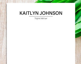 Könnte beinhalten: Ein weißer Briefkopf mit dem Namen "Kaitlyn Johnson" und dem Titel "Digital Advisor" in Schwarz oben gedruckt. Die Kontaktinformationen sind unten auf der Seite gedruckt.