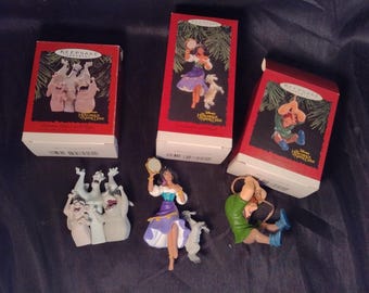 3 figuras de Disney de El Jorobado de Notre Dame: Esmeralda, Gárgolas, etc., de Hallmark.