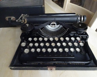QWERTY Manual vintage compact TYPEWRITER Jet Black UNDERWOOD 320 case