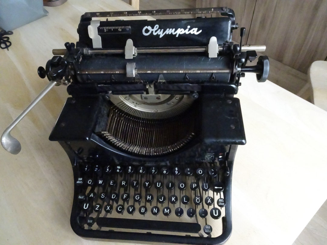 70年代ヴィンテージ！OLYMPIA社製タイプライター希少品